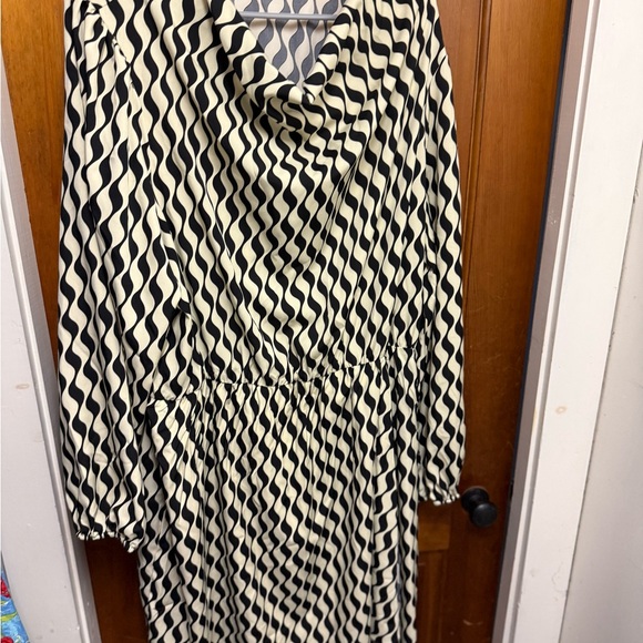Elegant Black and White Patterned Dress by Curvzy size 22 - Picture 1 of 4